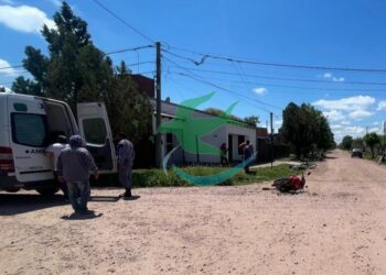Colisionan dos motos, una persona con lesiones