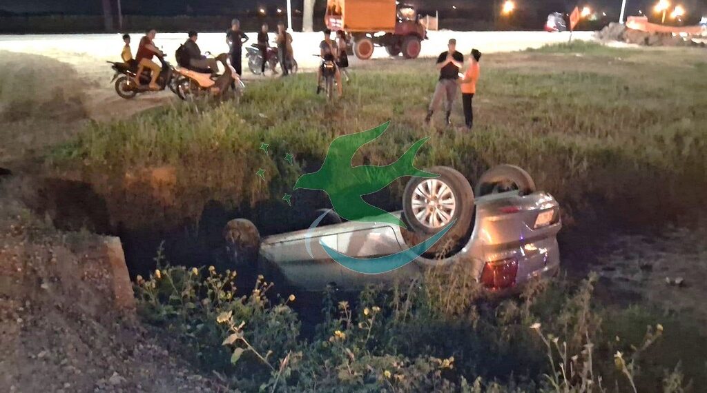 Bomberos recuperar vehículo tumbado en canal de Ruta 6
