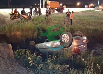 Bomberos recuperar vehículo tumbado en canal de Ruta 6