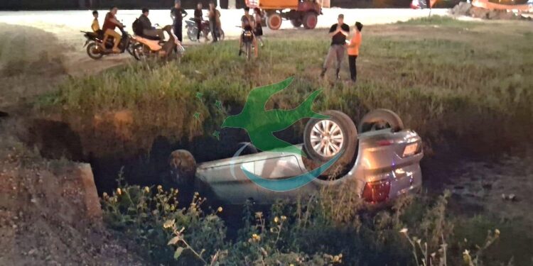 Bomberos recuperar vehículo tumbado en canal de Ruta 6