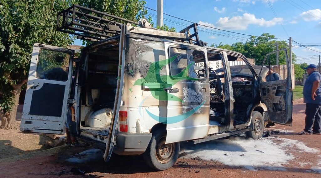 Voraz incendio consume un vehículo