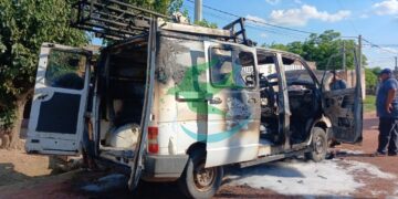 Voraz incendio consume un vehículo