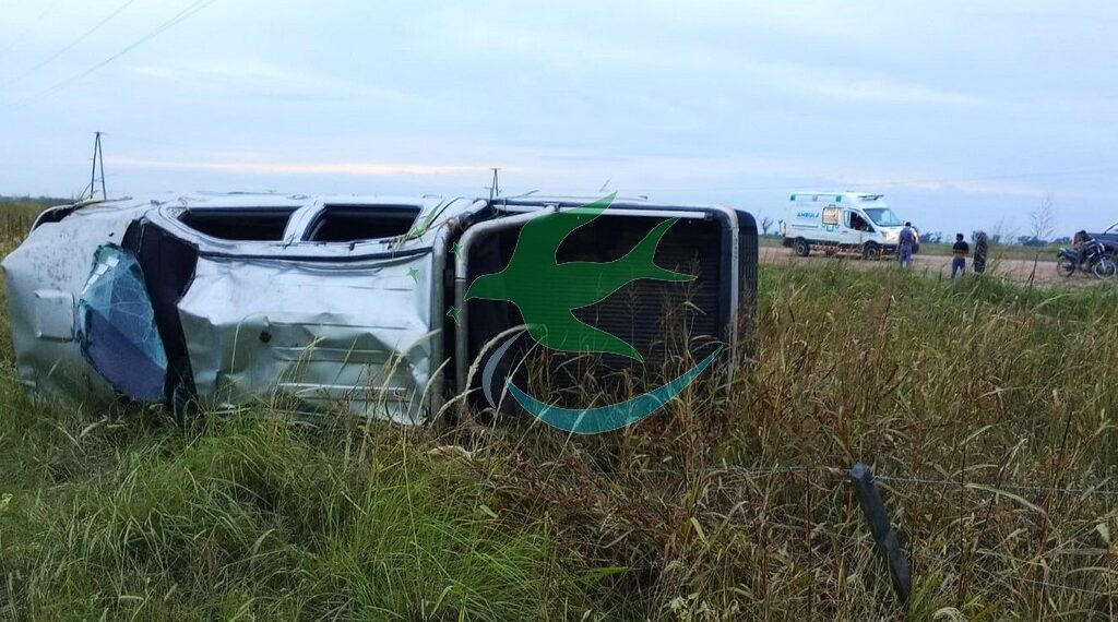 Vuelca camioneta sobre Ruta 6, no se registraron lesionados