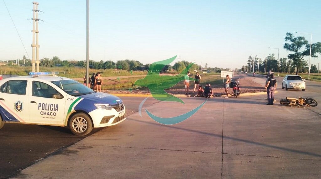 Auto colisiona a moto con dos ocupantes y se dio a la fuga