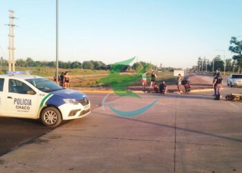 Auto colisiona a moto con dos ocupantes y se dio a la fuga