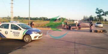 Auto colisiona a moto con dos ocupantes y se dio a la fuga