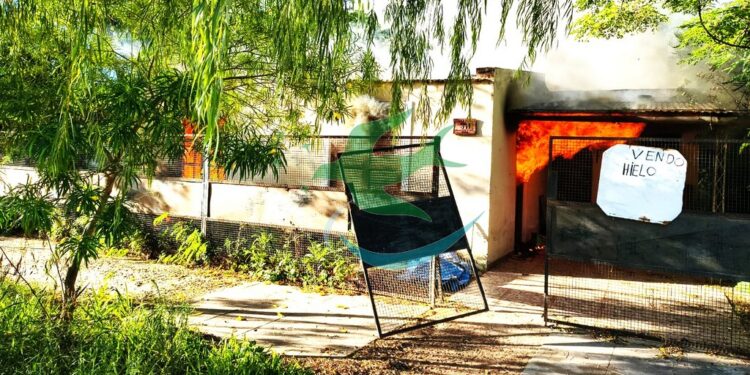 Mujer discutió con su pareja, y prendió fuego la casa