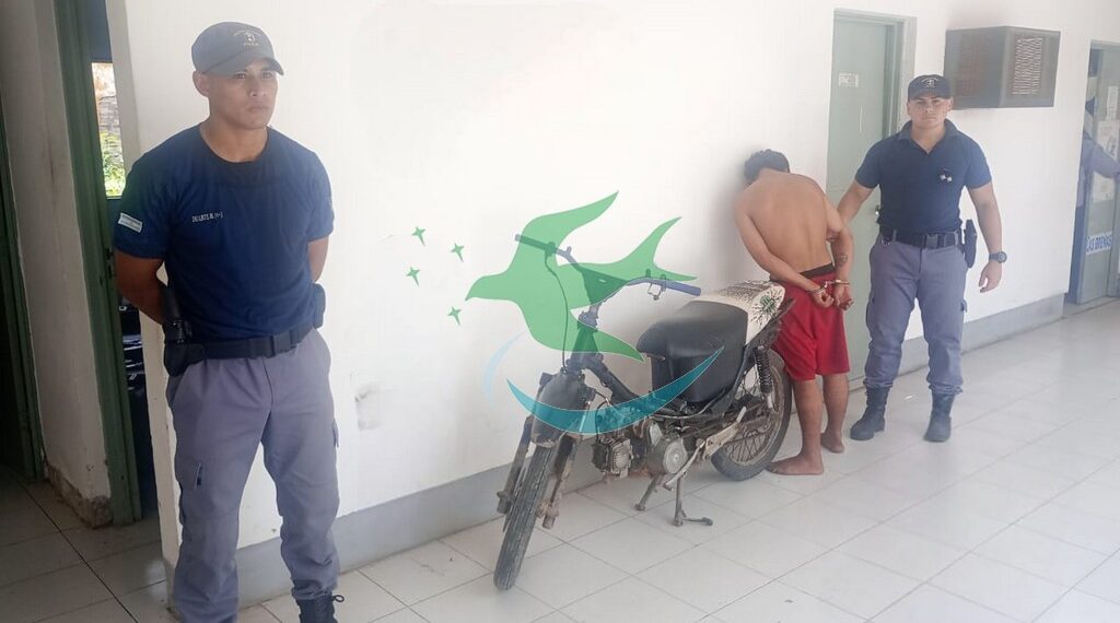 Roban celular y tiran de la moto a menor
