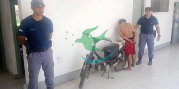 Roban celular y tiran de la moto a menor