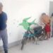 Roban celular y tiran de la moto a menor