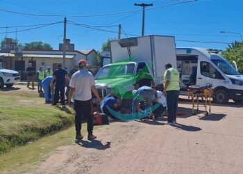 2 mujeres en moto, sufrieron lesiones en siniestro vial