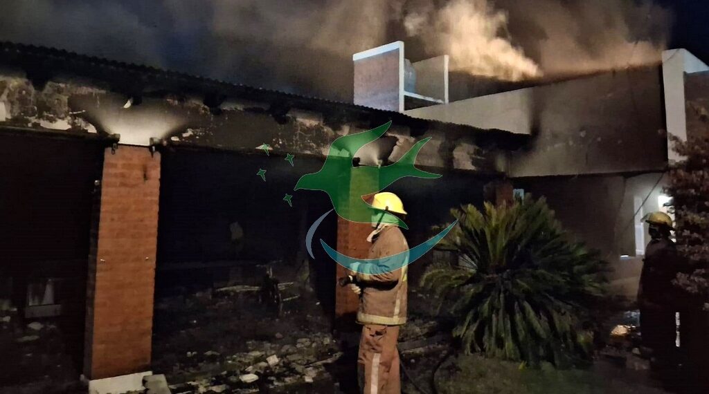 Bomberos sofocaron incendio del quincho de una vivienda.