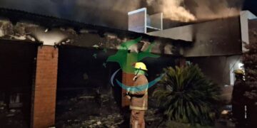 Bomberos sofocaron incendio del quincho de una vivienda.