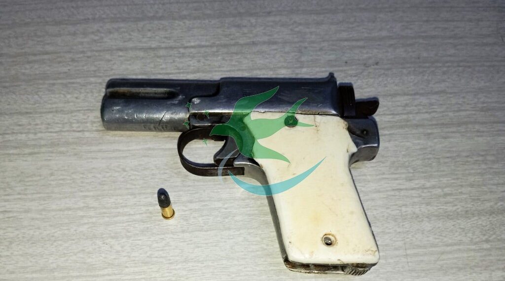 Atacó a su padre y lesionándolo con una pistola