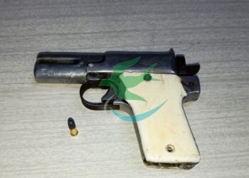 Atacó a su padre y lesionándolo con una pistola