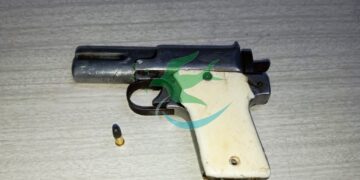 Atacó a su padre y lesionándolo con una pistola