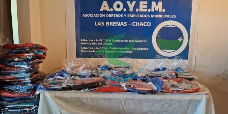 Gremio AOyEM entrega kit escolar a sus agremiados