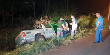 Evitó chocar un perro, y fue a parar a una zanja con su camioneta