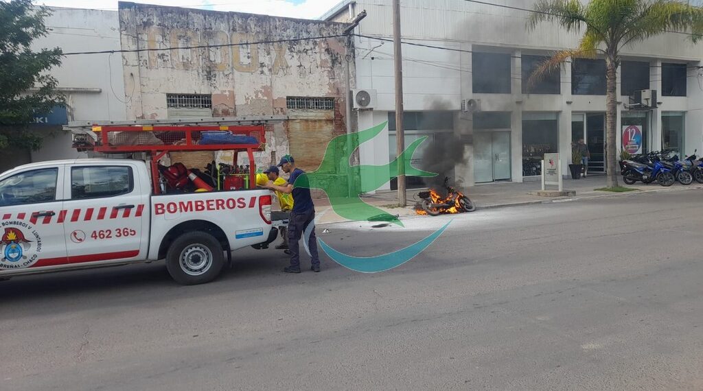 Se incendió una moto en pleno centro