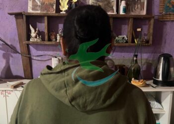 “La encerró, golpeó y abusó de ella en el piso, y luego le ofreció dinero”