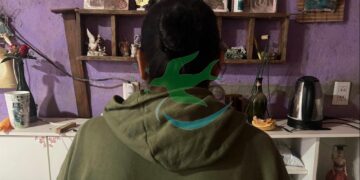 “La encerró, golpeó y abusó de ella en el piso, y luego le ofreció dinero”