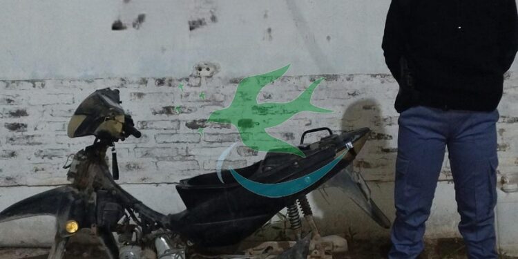 Rápido despliegue policial permitió recuperar una motocicleta desarmada en una vivienda abandonada