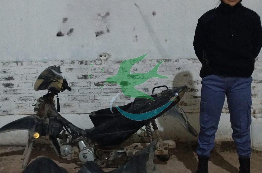 Rápido despliegue policial permitió recuperar una motocicleta desarmada en una vivienda abandonada