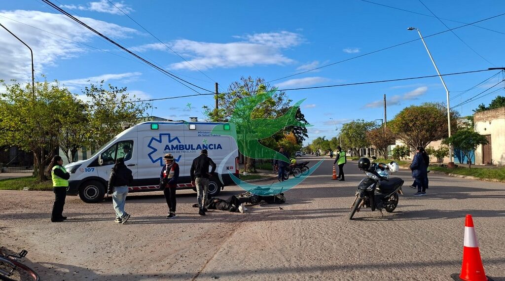 Una joven lesionada tras la colisión de dos motocicletas