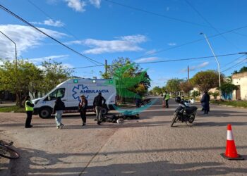 Una joven lesionada tras la colisión de dos motocicletas
