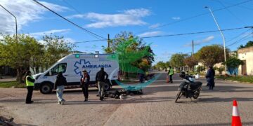Una joven lesionada tras la colisión de dos motocicletas