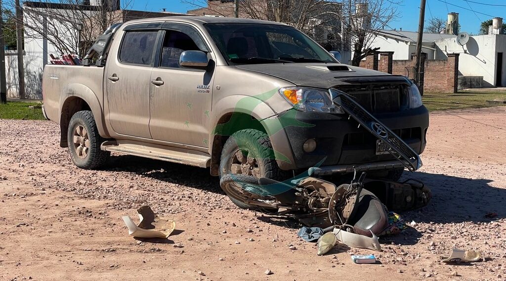 Un choque entre camioneta y moto dejó a un vecino herido