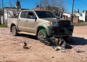 Un choque entre camioneta y moto dejó a un vecino herido