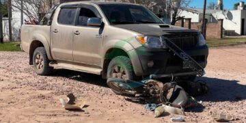 Un choque entre camioneta y moto dejó a un vecino herido