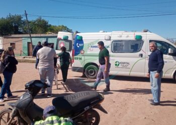 Colisión entre un auto y una moto dejó a dos jóvenes hospitalizados