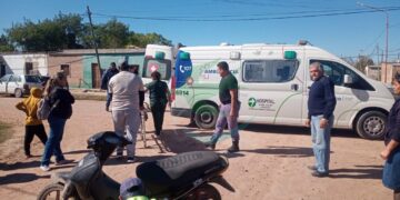 Colisión entre un auto y una moto dejó a dos jóvenes hospitalizados