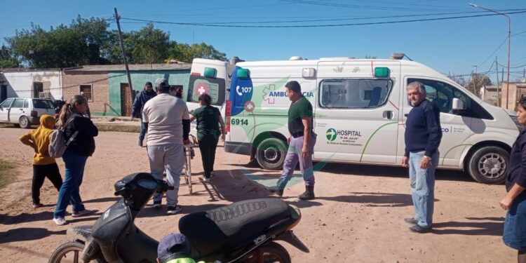 Colisión entre un auto y una moto dejó a dos jóvenes hospitalizados