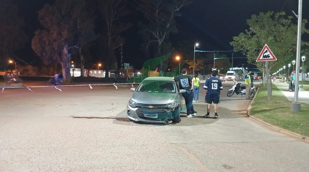 Conductora de 30 años lesionada tras perder el control de su automóvil y subir a la vereda