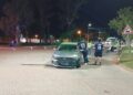 Conductora de 30 años lesionada tras perder el control de su automóvil y subir a la vereda