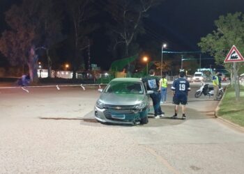 Conductora de 30 años lesionada tras perder el control de su automóvil y subir a la vereda