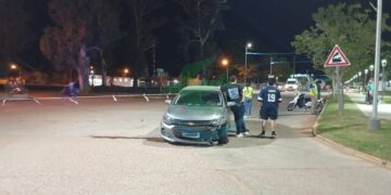 Conductora de 30 años lesionada tras perder el control de su automóvil y subir a la vereda