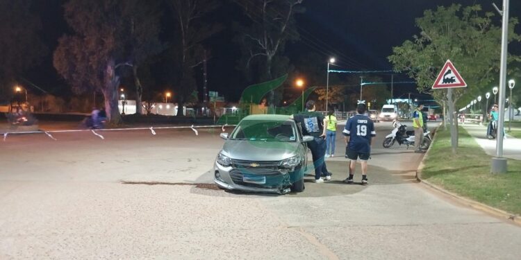 Conductora de 30 años lesionada tras perder el control de su automóvil y subir a la vereda