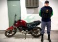 Joven de 20 años detenido tras poner en riesgo a terceros con maniobras peligrosas en moto