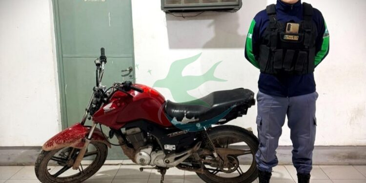 Joven de 20 años detenido tras poner en riesgo a terceros con maniobras peligrosas en moto