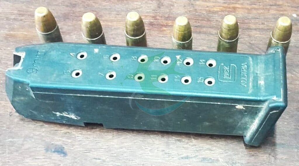 Alumno con cargador de 9mm en aula