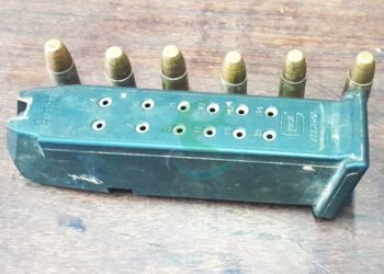 Alumno con cargador de 9mm en aula