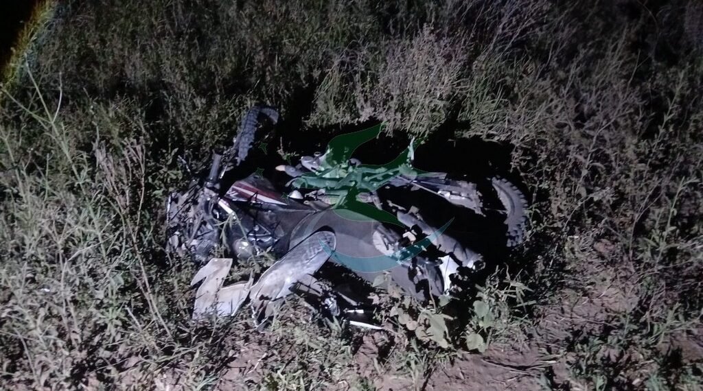 Un camionero colisionó a un joven motociclista y huyó del lugar