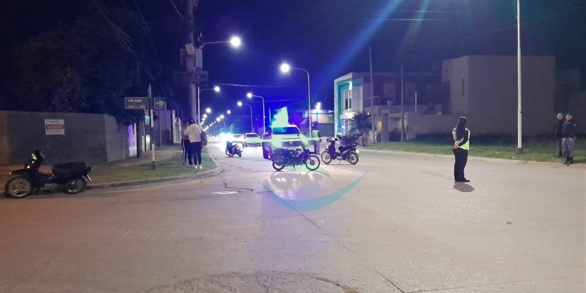 Chocaron dos motos, una mujer sufrió una fractura