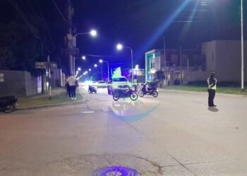Chocaron dos motos, una mujer sufrió una fractura