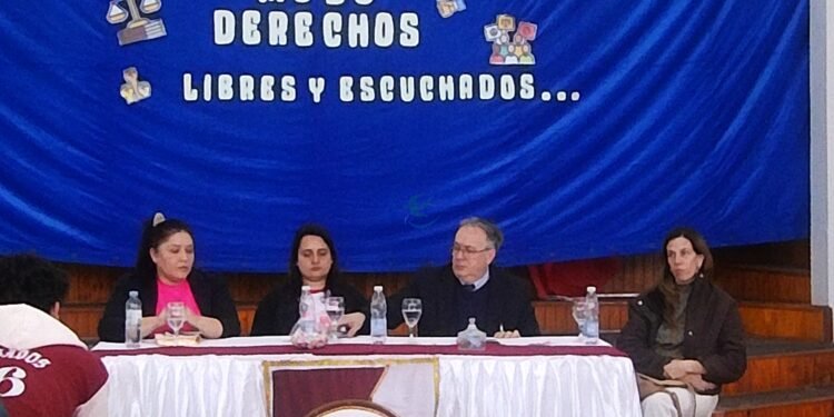 El fiscal Ojeda charló con estudiantes sobre violencia, redes y cómo pedir ayuda
