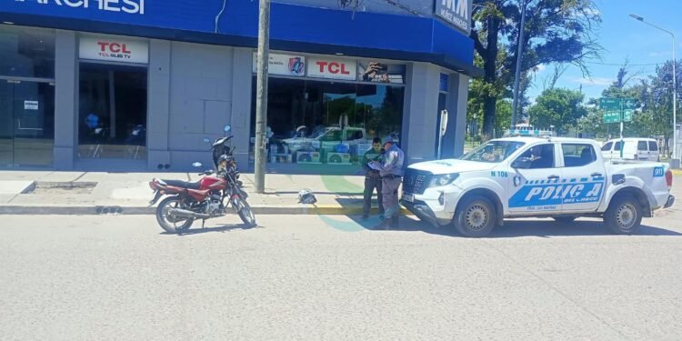 Choque entre dos motos dejó a una mujer con lesiones graves